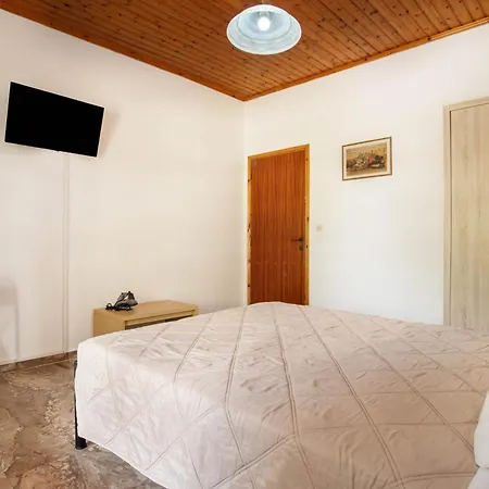 Anthoula's Garden Apartment