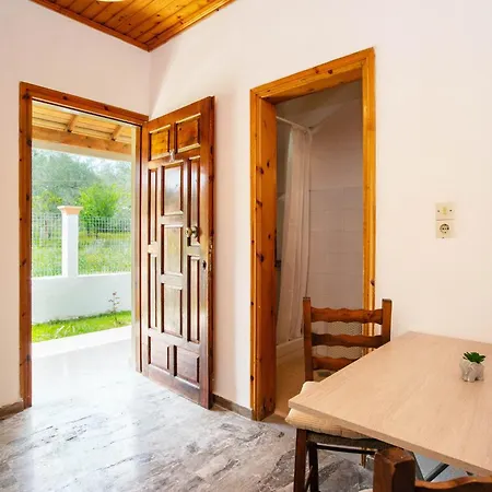 Anthoula's Garden Apartment *